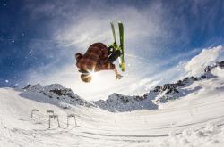 开云在线直播-冰与火的对决，阿方索·戴维斯一传一射，加拿大逆转冰岛创历史